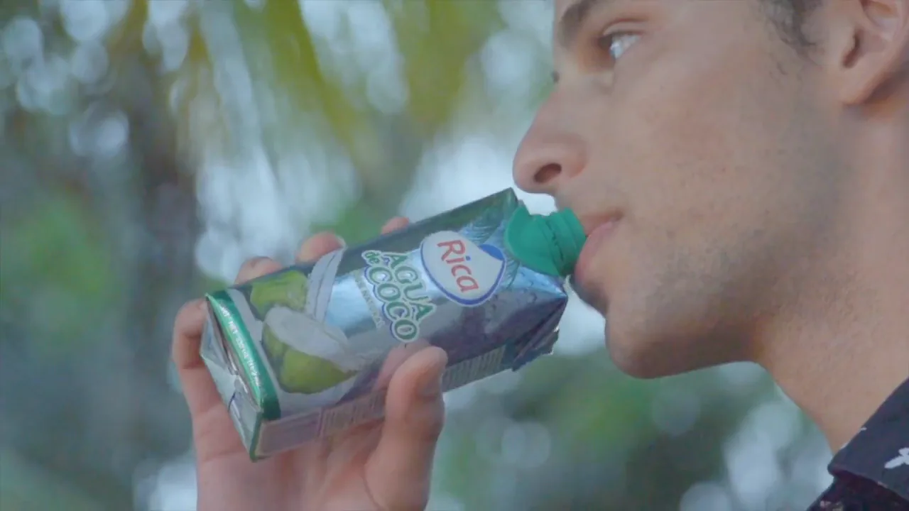 Fotograma de la campaña de lanzamiento de Agua de Coco Grupo Rica